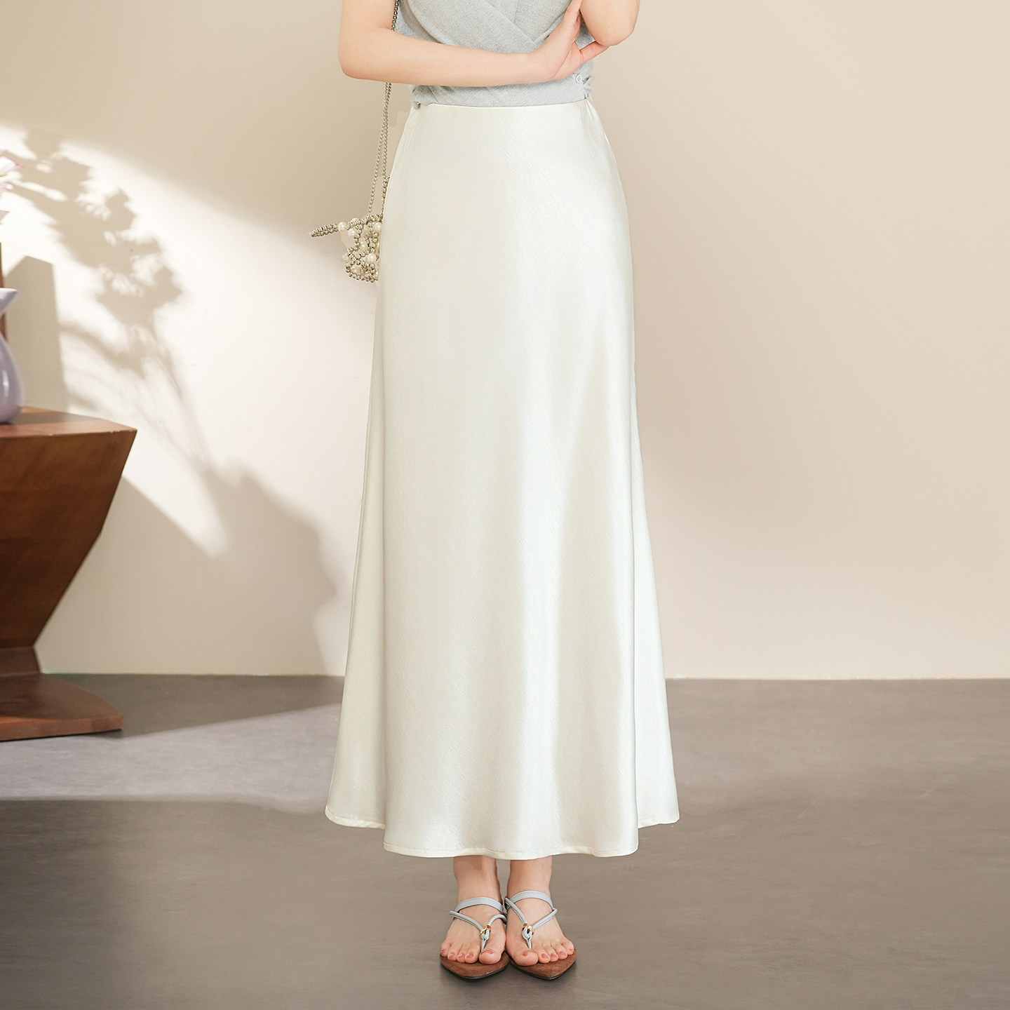 简约优雅风缎面半身裙女2026春夏新款高腰显瘦垂坠感A字长裙白色