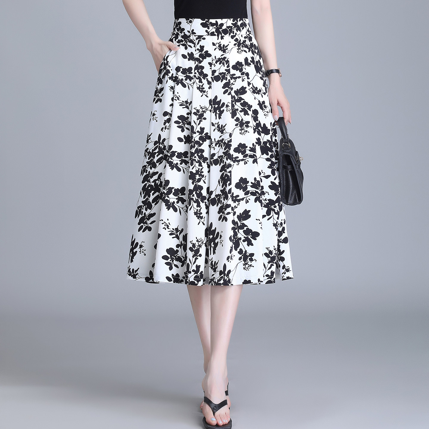 优雅碎花半身裙女2026夏薄款A字伞裙气质显瘦中长款黑白印花半裙