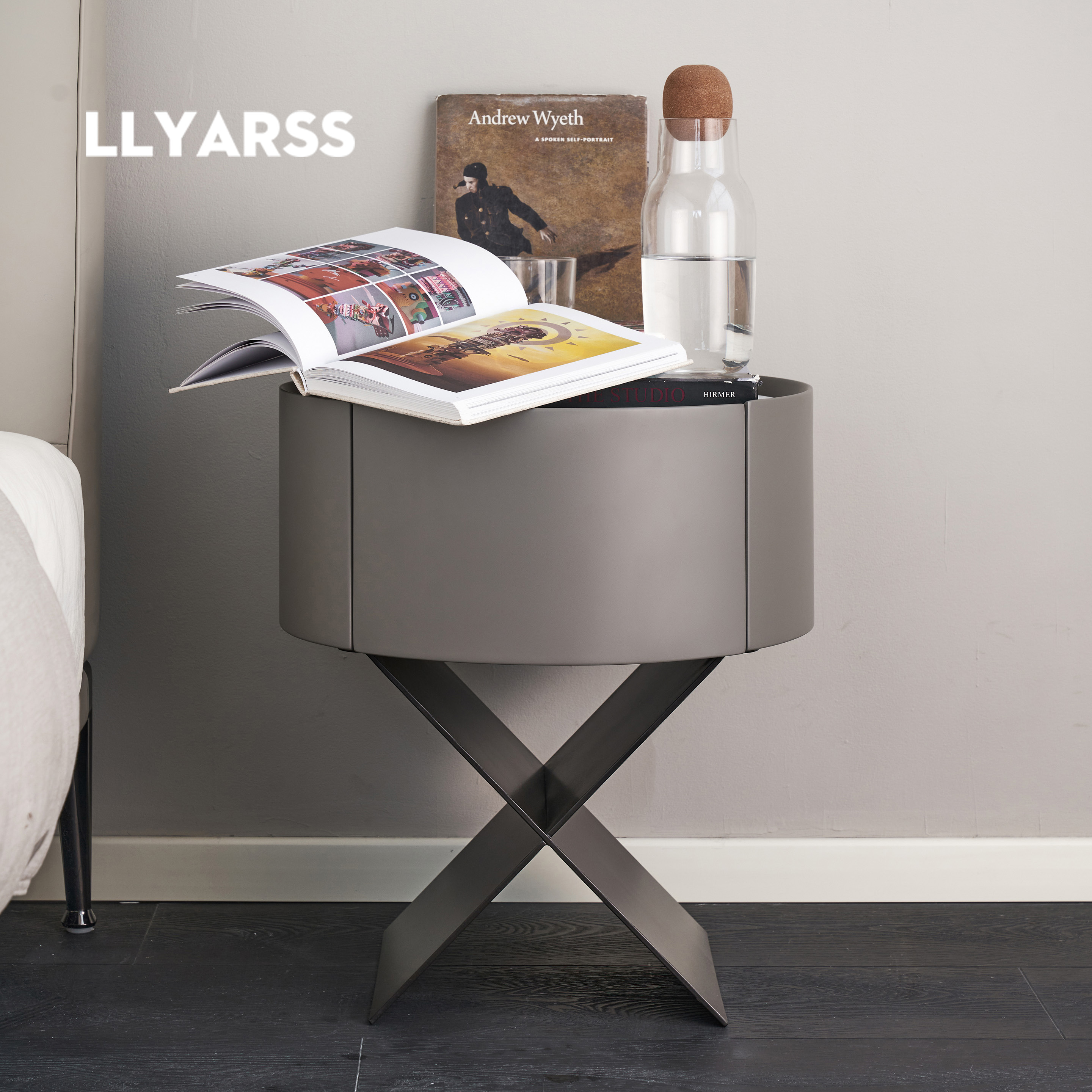 利亚斯小圆床头柜双抽屉烤漆