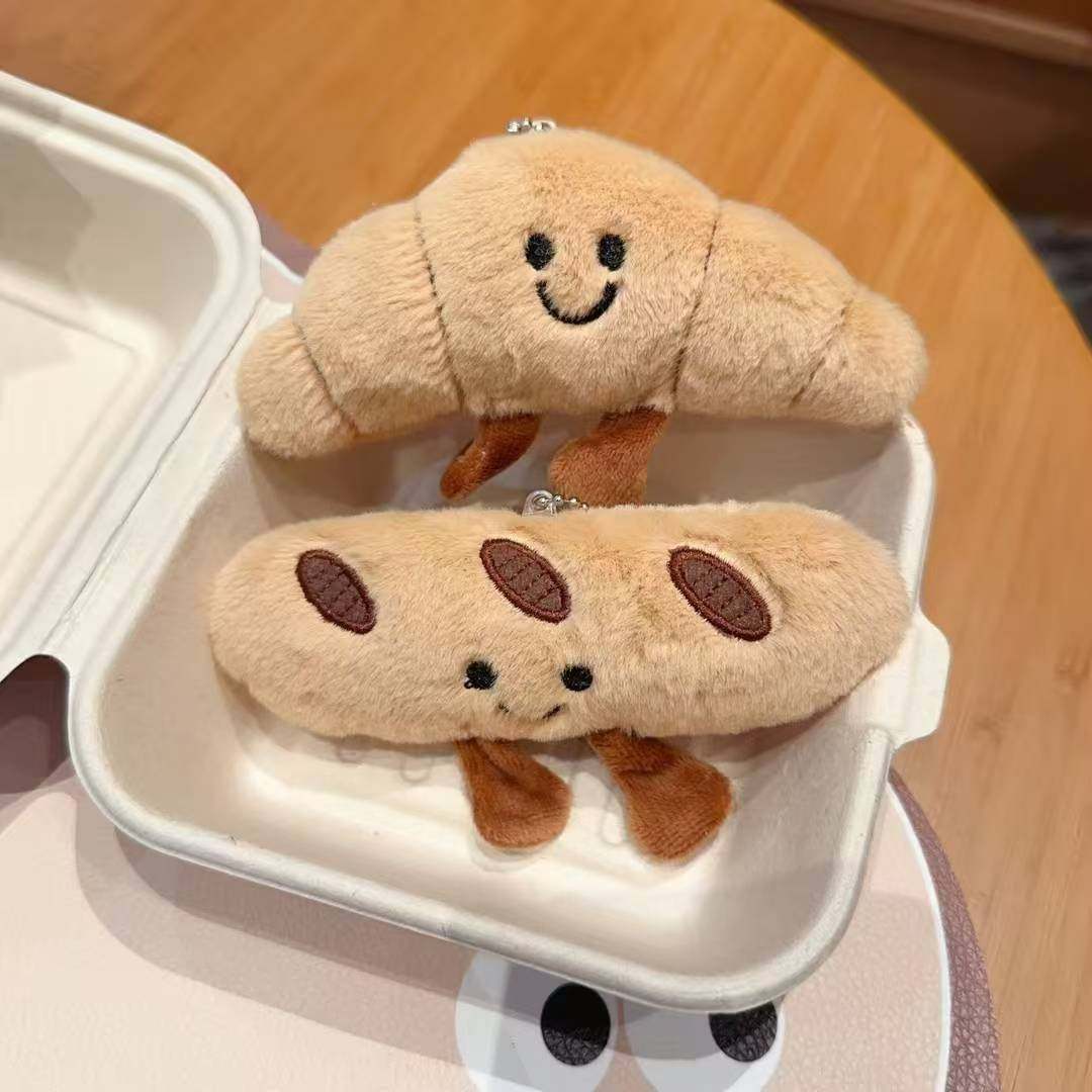 可爱毛绒趣味牛角包玩偶，包包挂包挂件