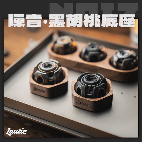傲娇的老铁匠指尖陀螺装饰木底座