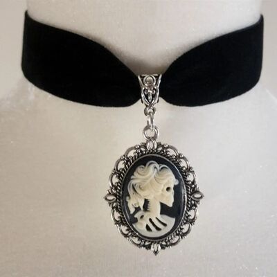 Gothic Retro Oval Metal Lacework Skeleton Queen Pendant Neck