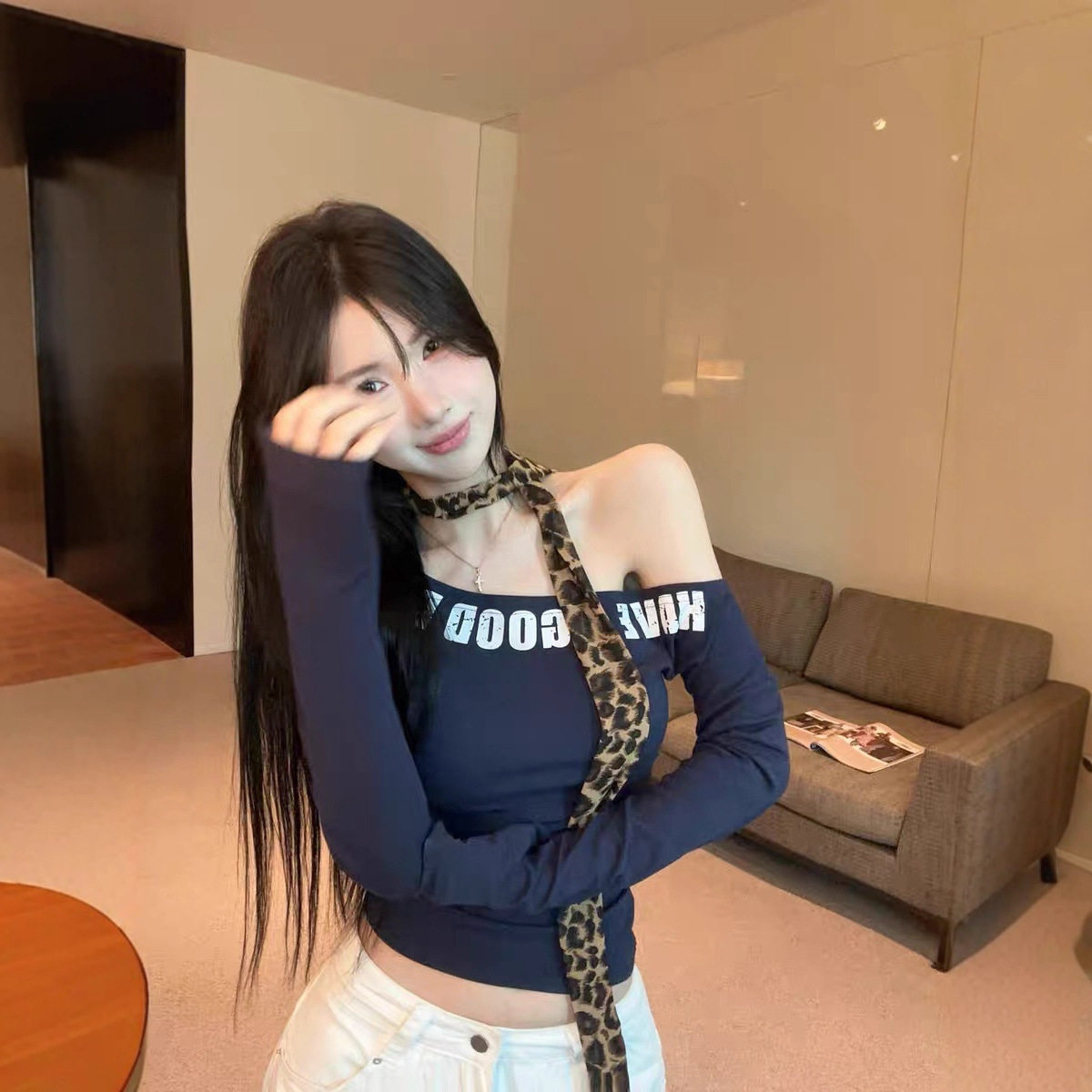 斜肩字母印花长袖T恤女秋季内搭外穿带豹纹丝巾打底衫百搭上衣潮