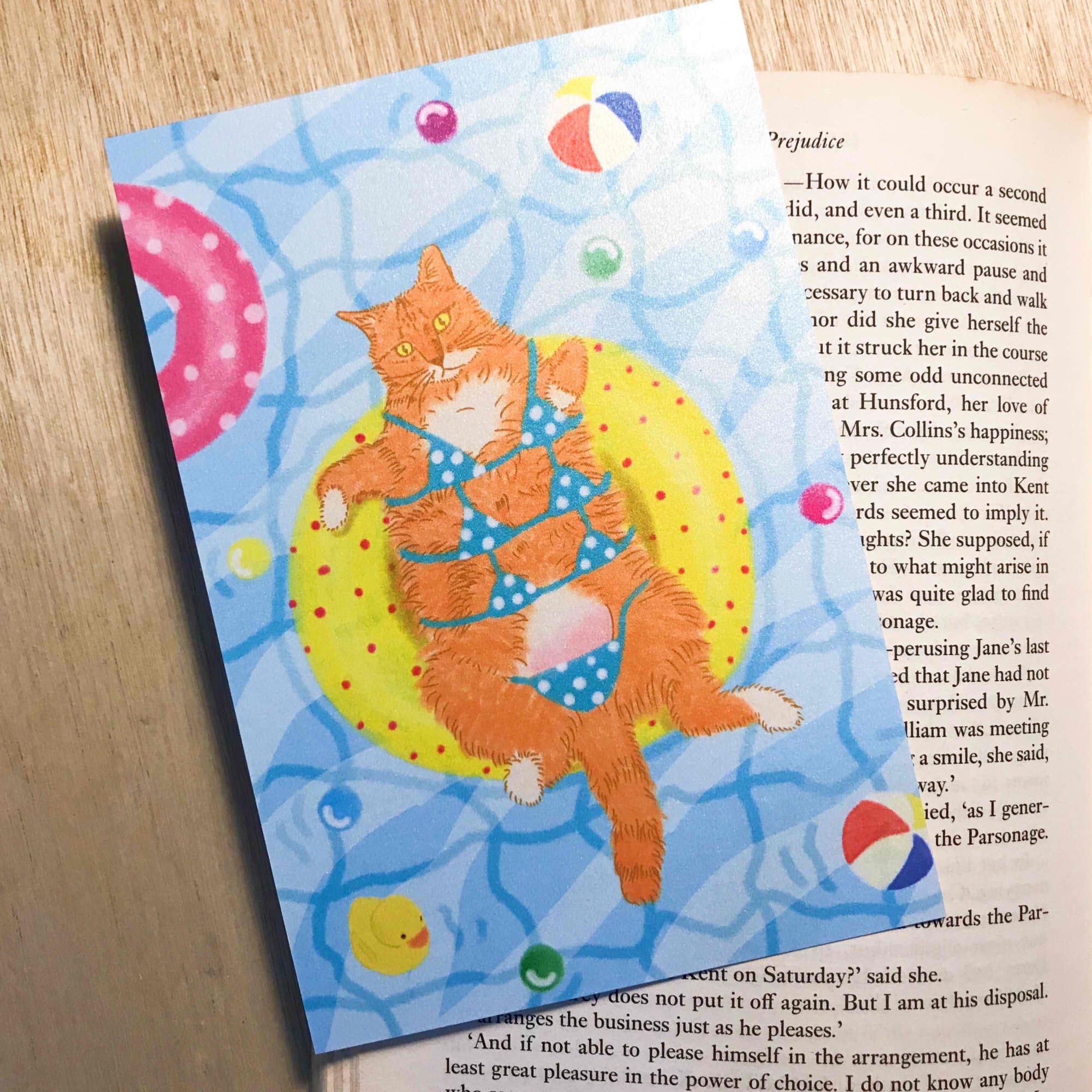 在泳圈上僵硬得不敢下水