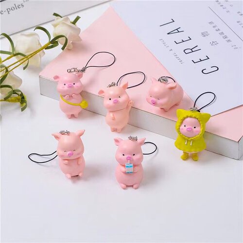 黄衣小猪钥匙扣可爱手机挂绳卡通