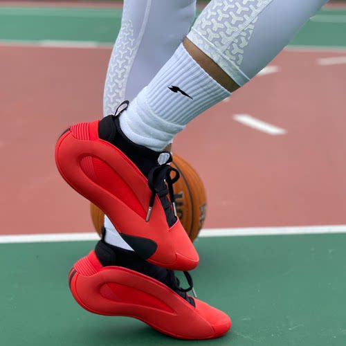 Adidas/阿迪达斯哈登8代新款男士缓震耐磨运动篮球鞋IG6588