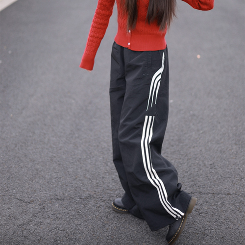 阿迪达斯三叶草复古女子运动侧边条纹宽松直筒阔腿裤运动裤IW5509