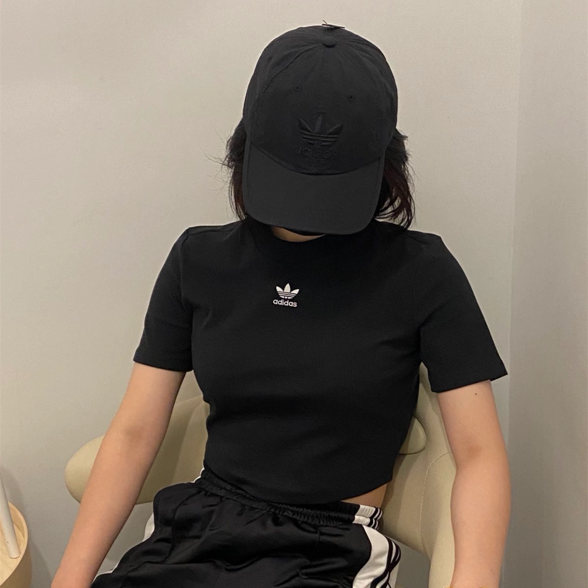 阿迪达斯三叶草短袖女子露脐半袖春季透气圆领修身t恤运动 II8057