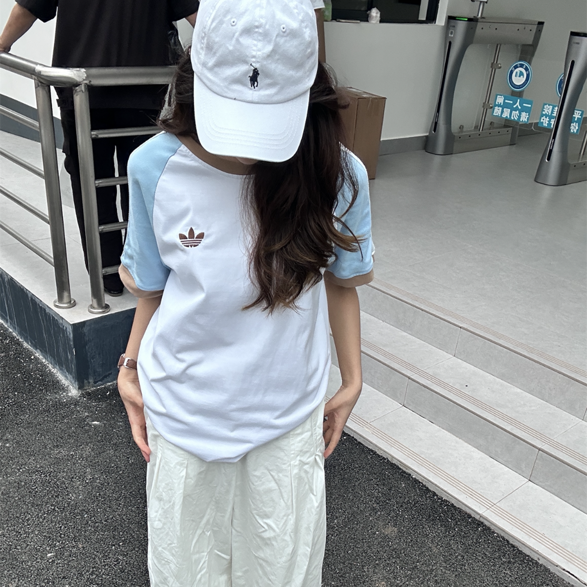阿迪达斯夏季三叶草男士半袖拼接运动休闲纯棉圆领短袖T恤KC4960