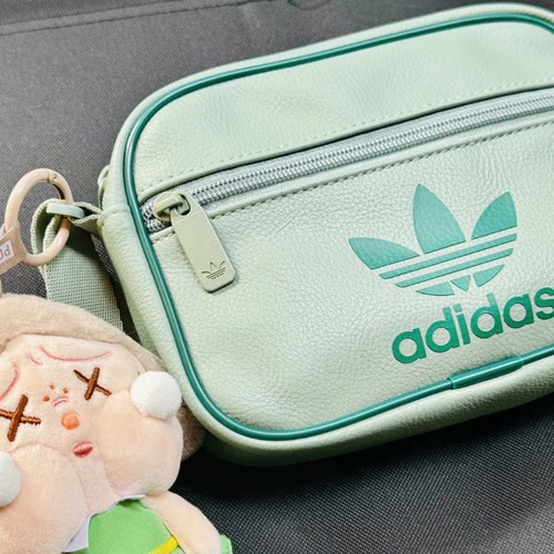 阿迪达斯三叶草女子背包运动休闲小容量斜挎包单肩包拎包 JI9446