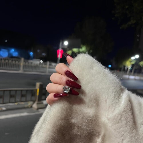 酒红色爆闪钻穿戴甲女高级感显白精致长款美甲贴片2026新年款
