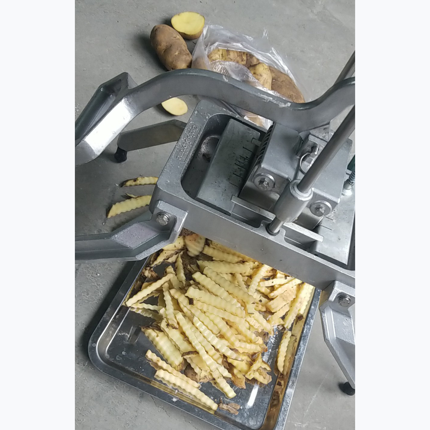 狼牙土豆切条机波浪形土豆条切条器切条切片机切条神器多功能切菜在类目 厨房/烹饪用具, 厨用小工具/厨房储物, 多功能切菜器中 - 来自Buy2taobao.com提供专业的淘宝代购服务