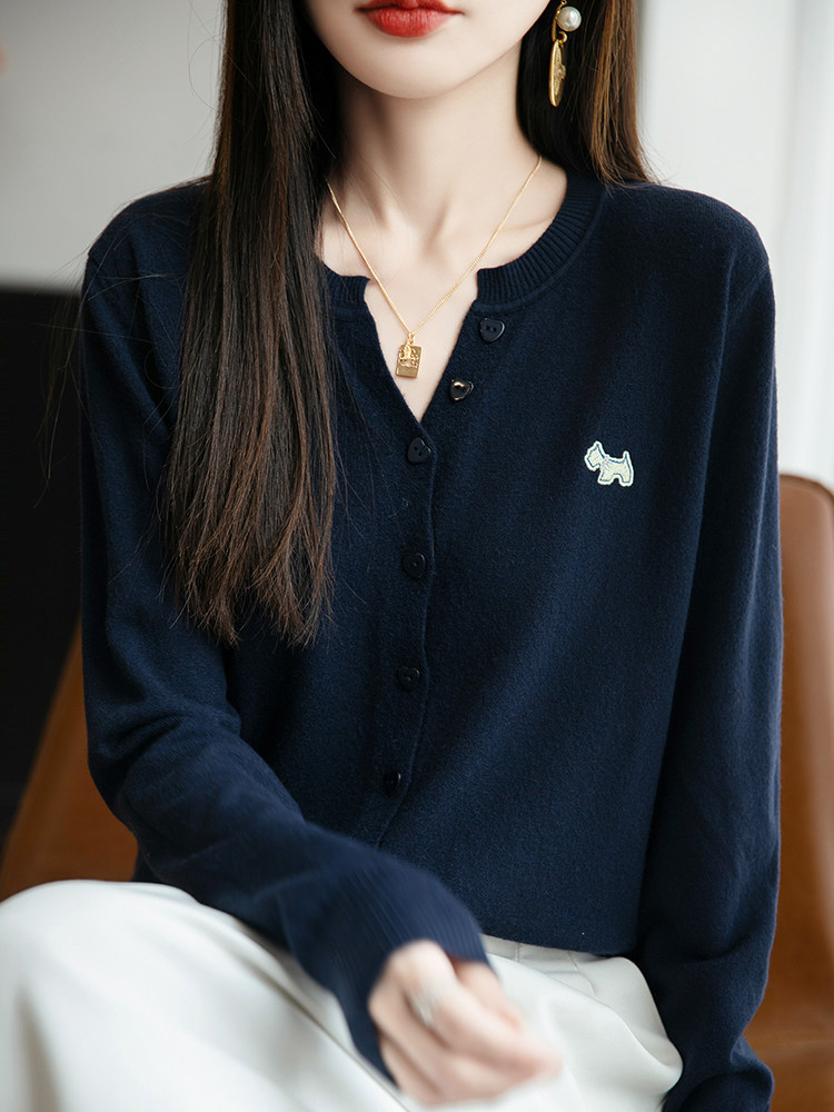 秋装V领刺绣针织开衫外套女2026新款春秋外搭洋气大码女装上衣