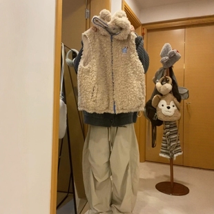 特大码羊羔毛连帽小熊叠穿马甲背心女秋冬季新款加厚外穿马夹外套