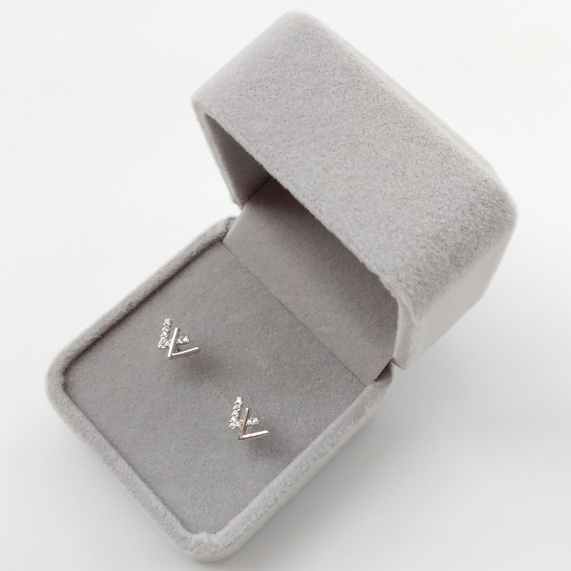 s925纯银闪钻w字母耳钉女生日韩国简约气质小巧新款高级感双v耳饰