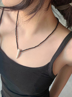 波西米亚复古简约个性松石牛角吊坠项链女ins时髦小众串珠锁骨链