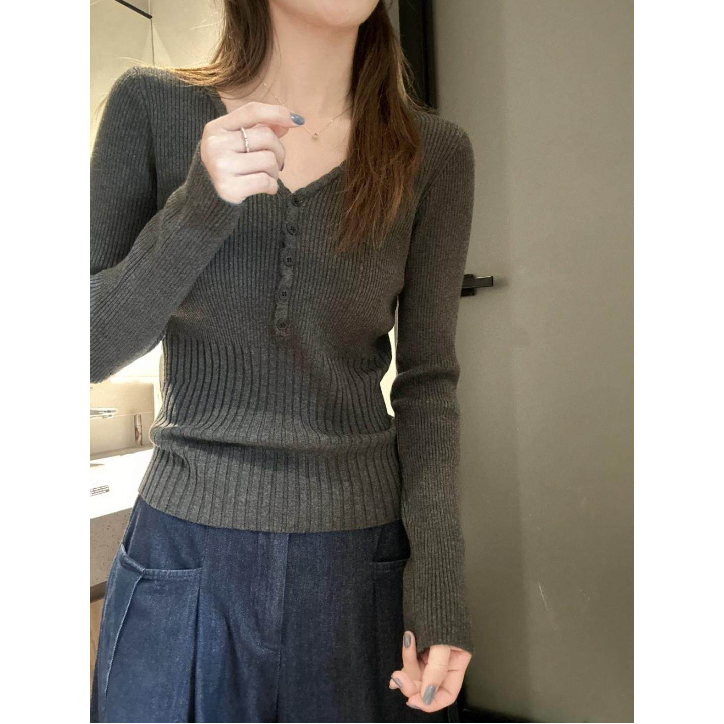 深灰色V领针织打底衫女内搭早秋款洋气加厚软糯收腰显瘦长袖上衣