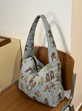 fourfourtwoone新款蓝色卡通小熊印花羽绒夹棉拉链单肩挎包百搭