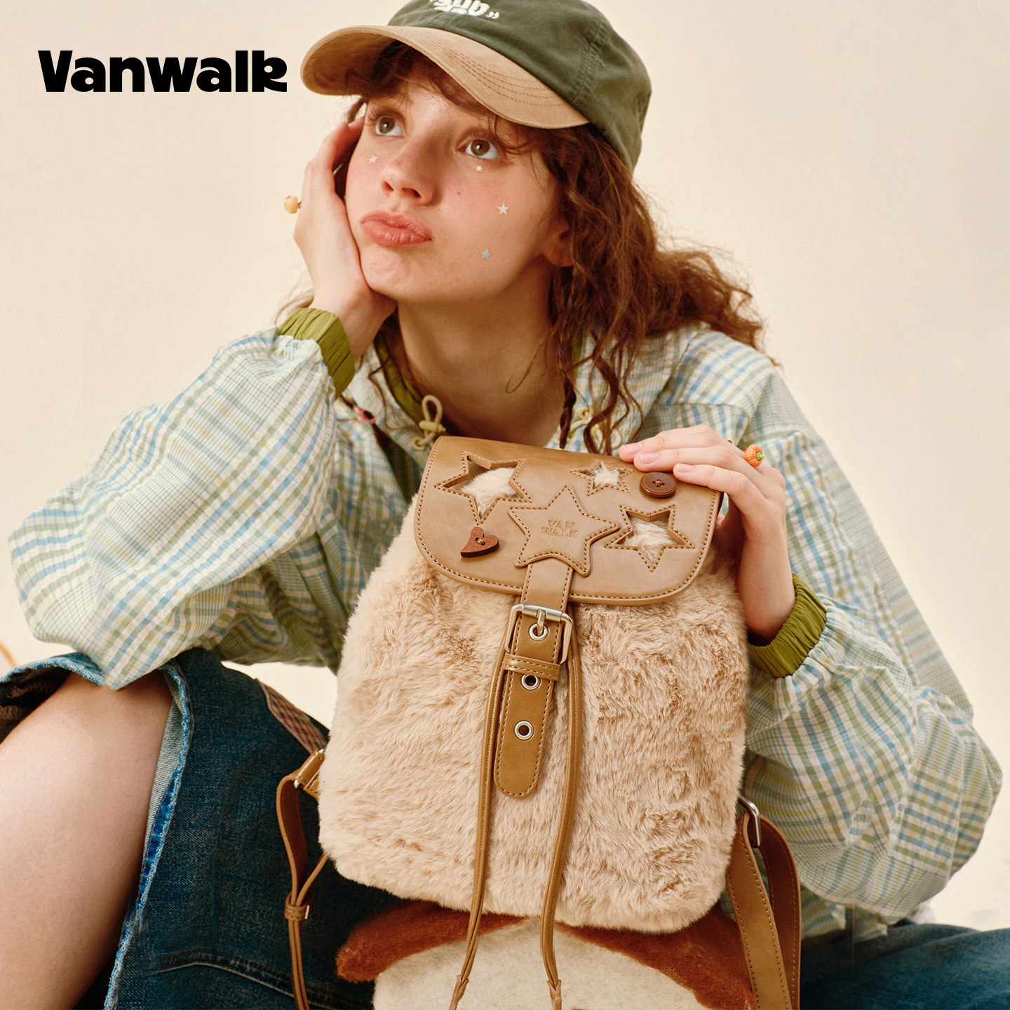 VANWALK/出走小众女款毛绒双肩包