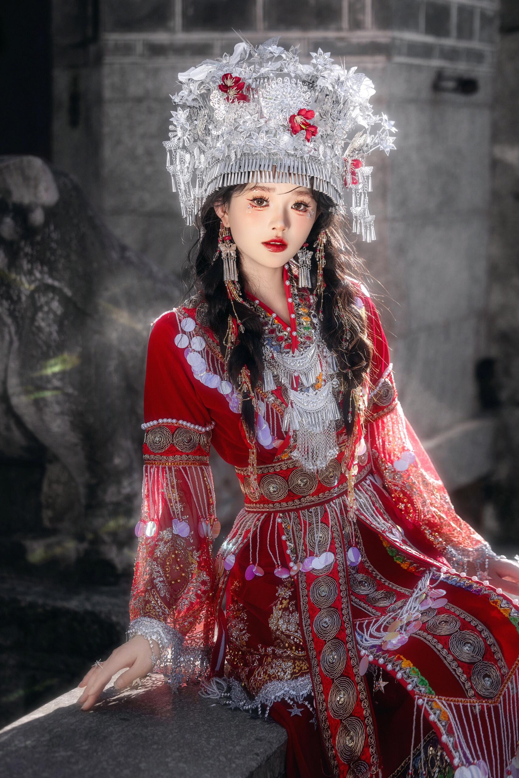 苗族服装女少数民族土家族高端刺绣重工红色旅拍舞台演出服礼服新