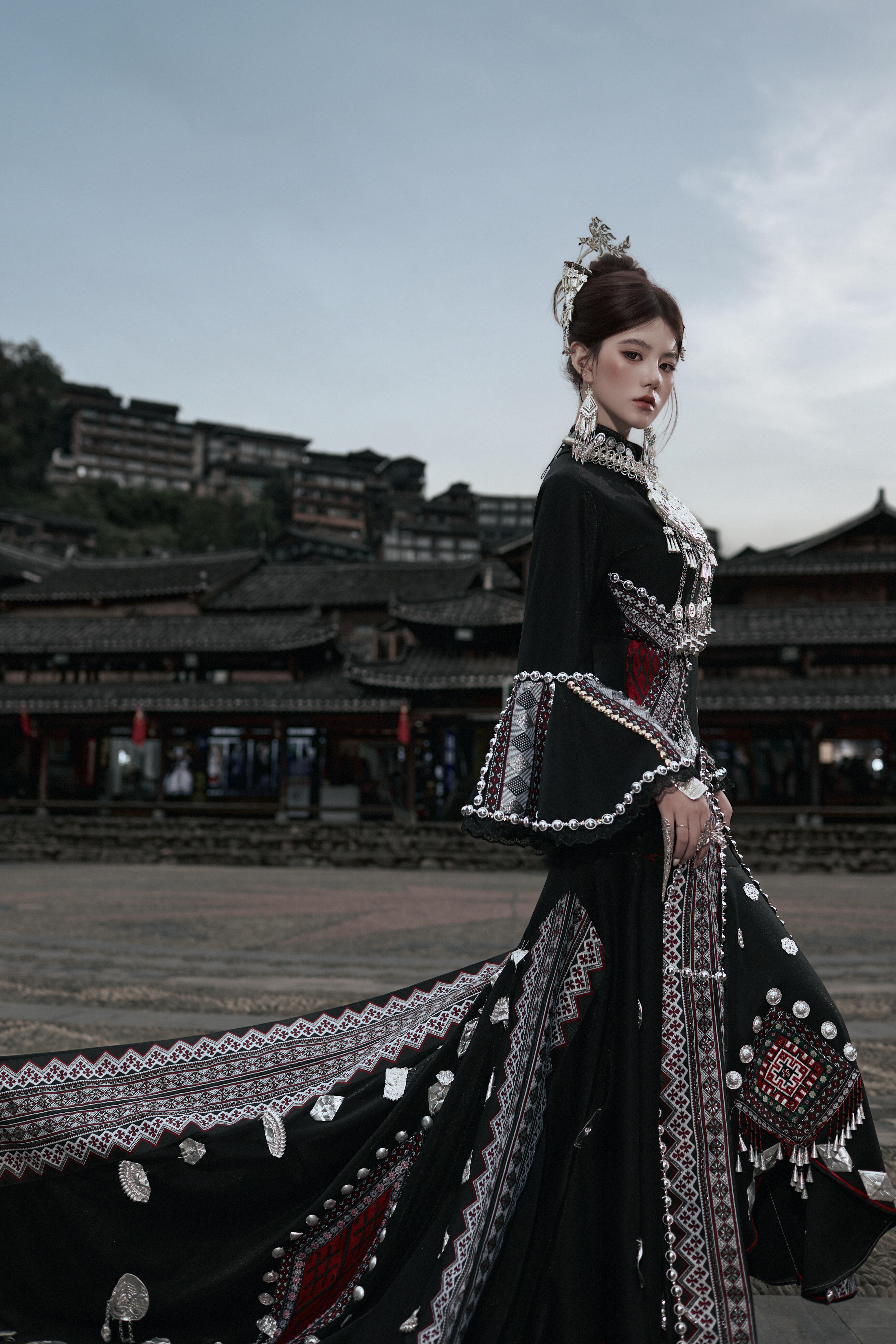 苗族服装女苗疆盛装土家族少数民族舞台高端礼服拖尾五月旅拍服装