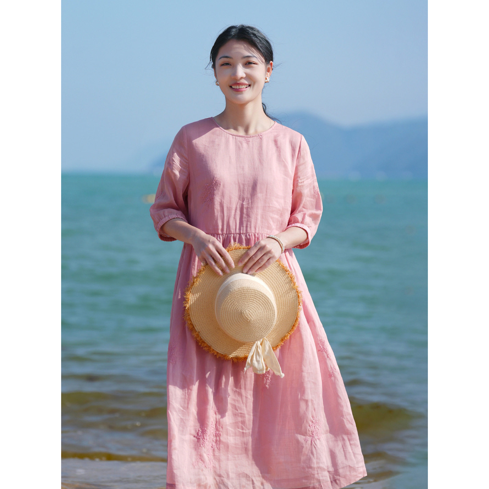 原创高端女装文艺旅行纯色苎麻刺绣圆领中袖连衣裙26夏季新款长裙