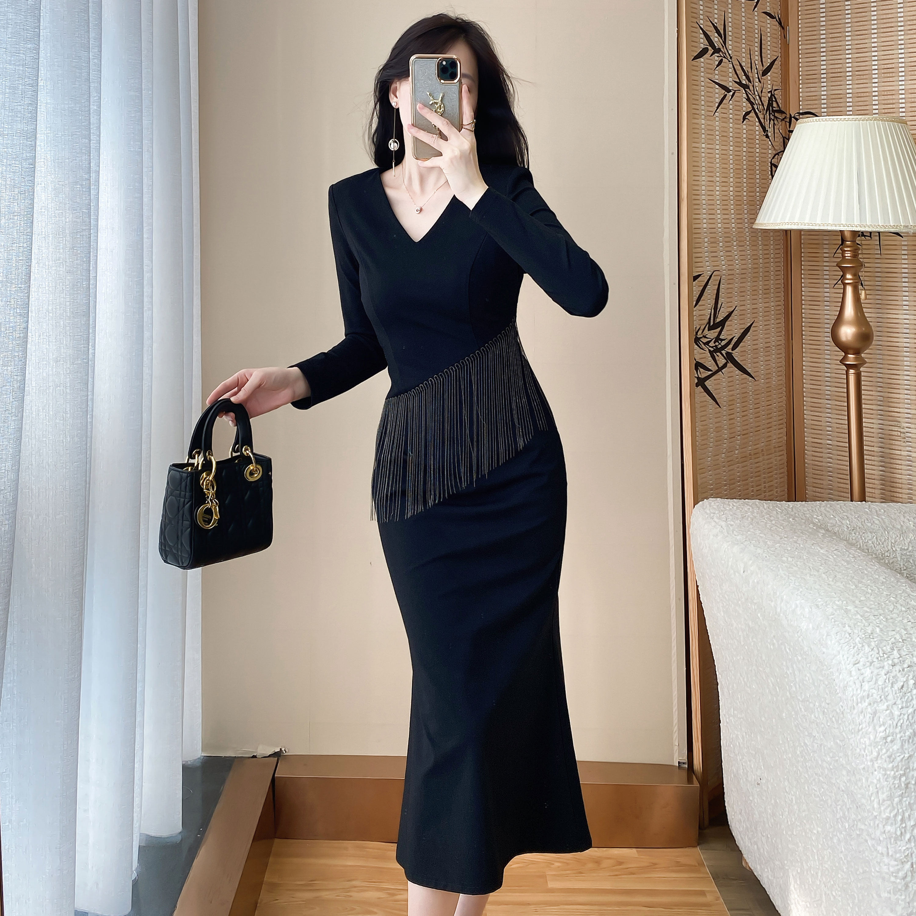 高级感黑色V领流苏连衣裙女秋装
