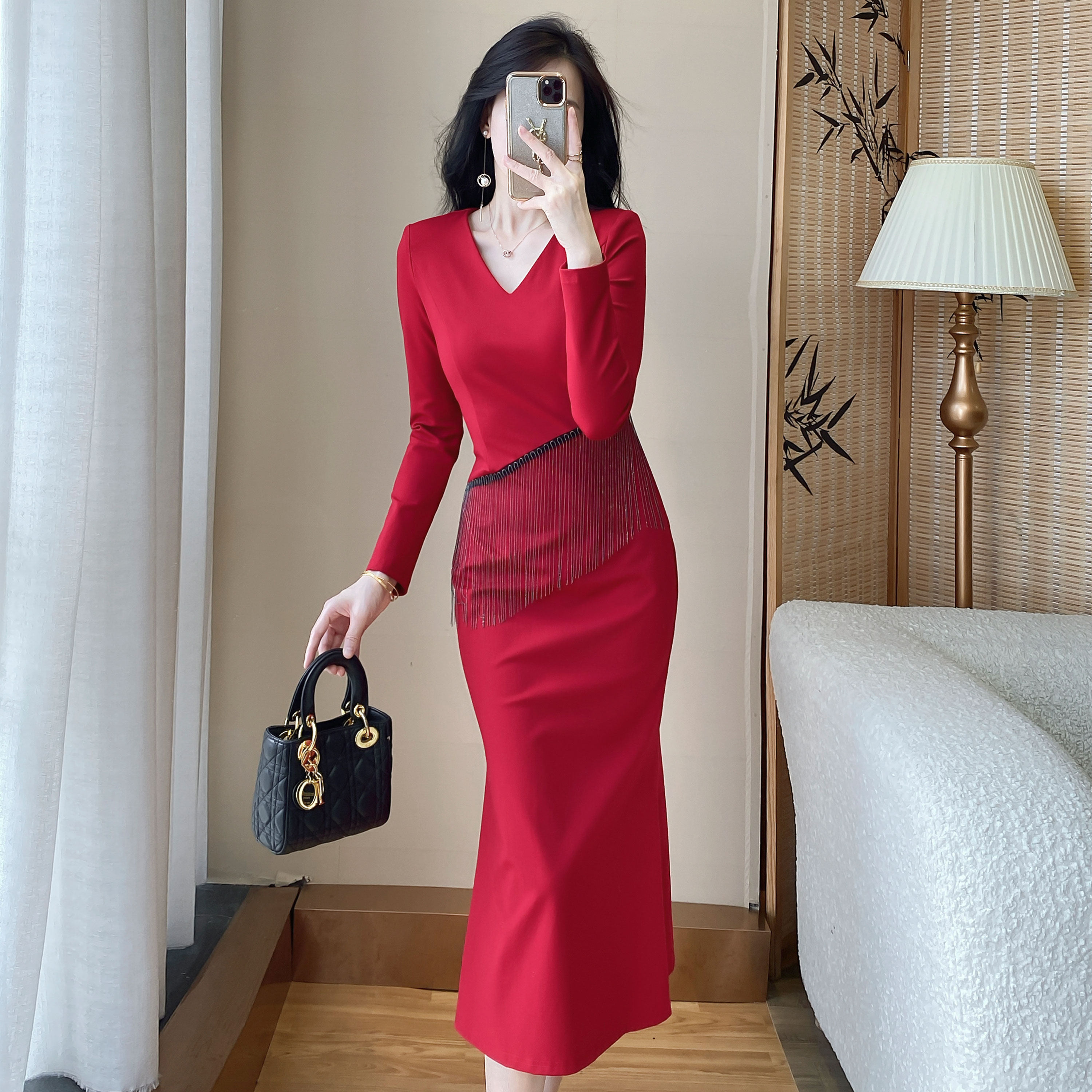 气质V领红色连衣裙女修身显瘦流苏装饰长裙轻奢礼服裙2025新款秋