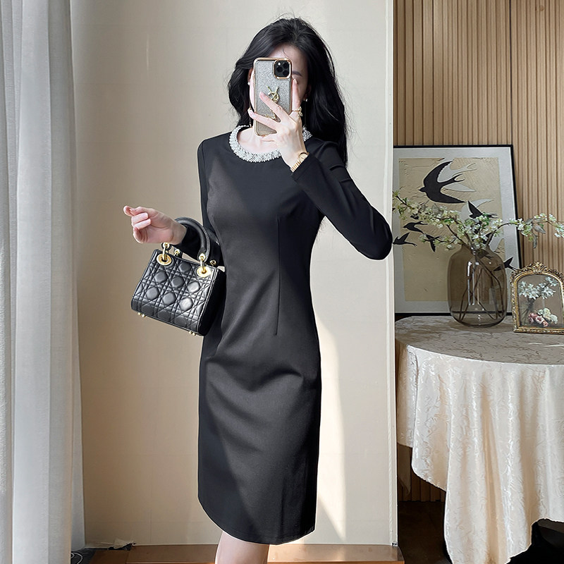 高级感黑色修身显瘦连衣裙2026新款春季女装气质包臀小黑裙赫本风