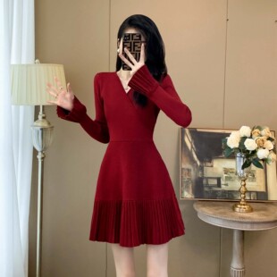 2025秋装新款喜庆v领针织红色连衣裙女春秋小个子打底百褶毛衣裙