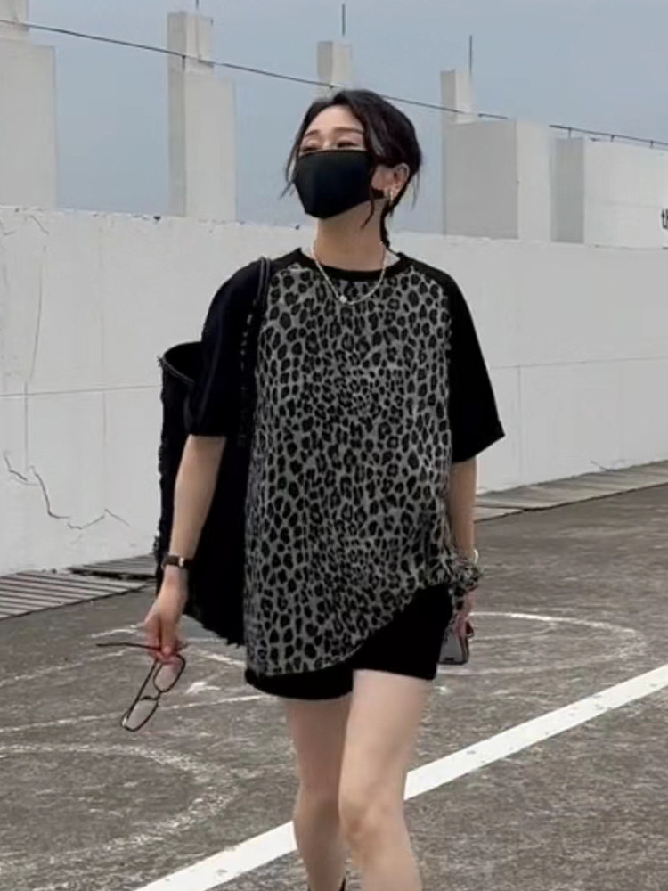 유럽 ??디자인 표범 인쇄 접합 라글란 소매 대형 티셔츠 여성 반팔 2024 새로운 중간 길이 순수 코튼 탑