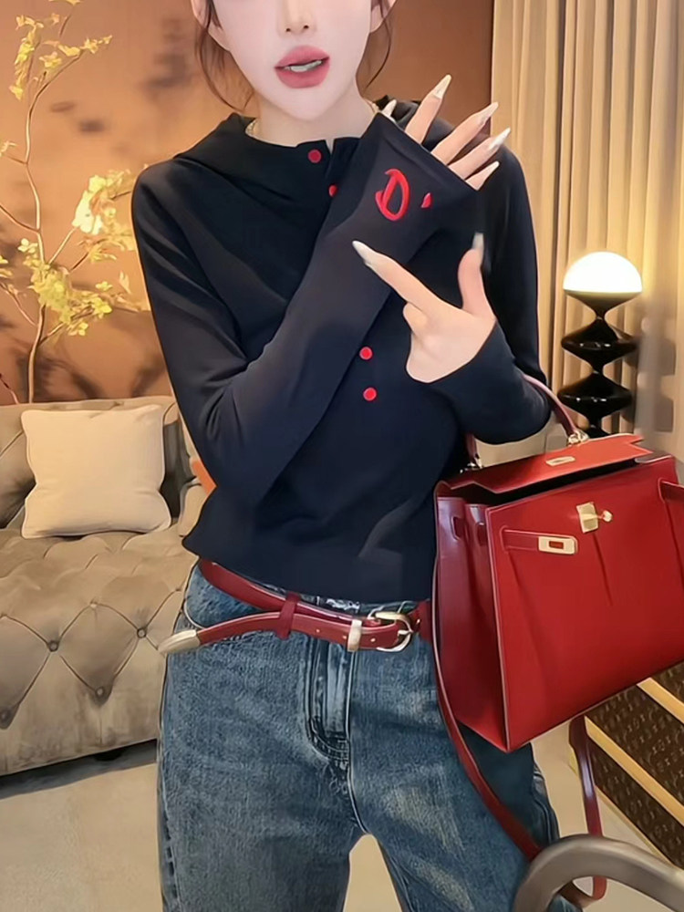 여성을위한 하이 엔드 대비 ??색상 버튼 후드 긴팔 티셔츠 2024 새로운 가을 슬림 피트 레이어드 내부 레이어링 탑