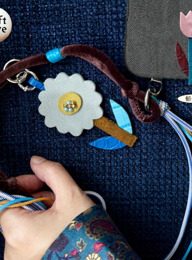 SoftServe柔软供应拼布小花包挂可背调节手机链挂绳长款斜挎夹片