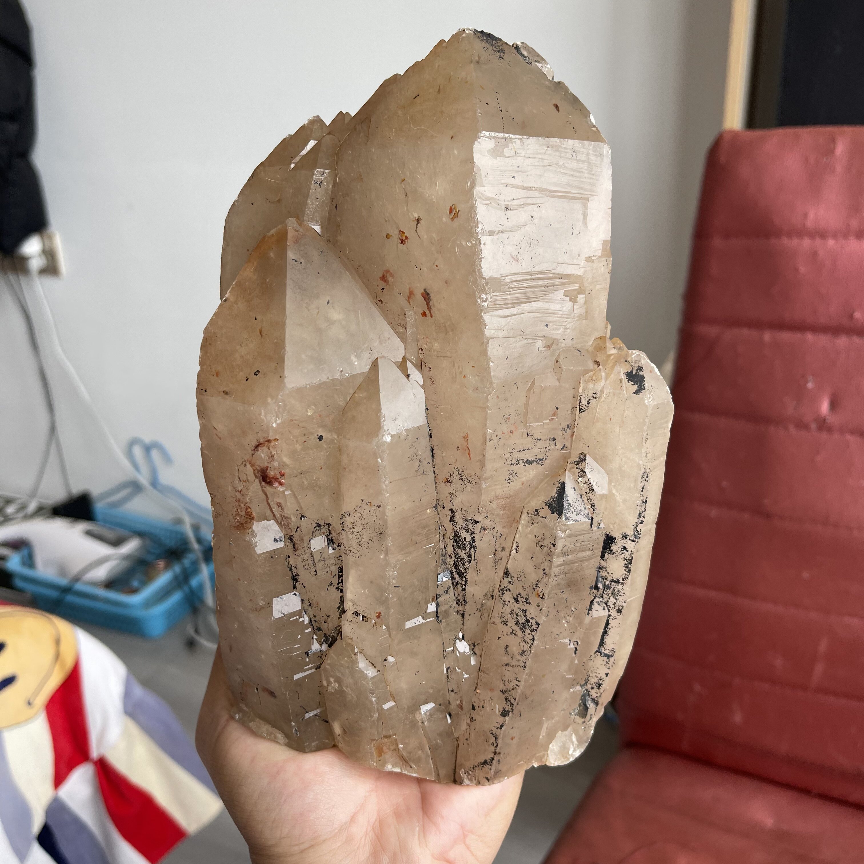 马达加斯加 红胶花老皮城堡骨干水晶原石标本 重2.7公斤