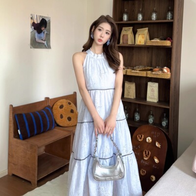 度假简约大气碎花挂脖度假连衣裙