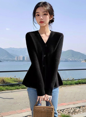 黑色v领毛衣开衫女秋冬季新款鱼尾收腰显瘦小香风针织衫上衣外套
