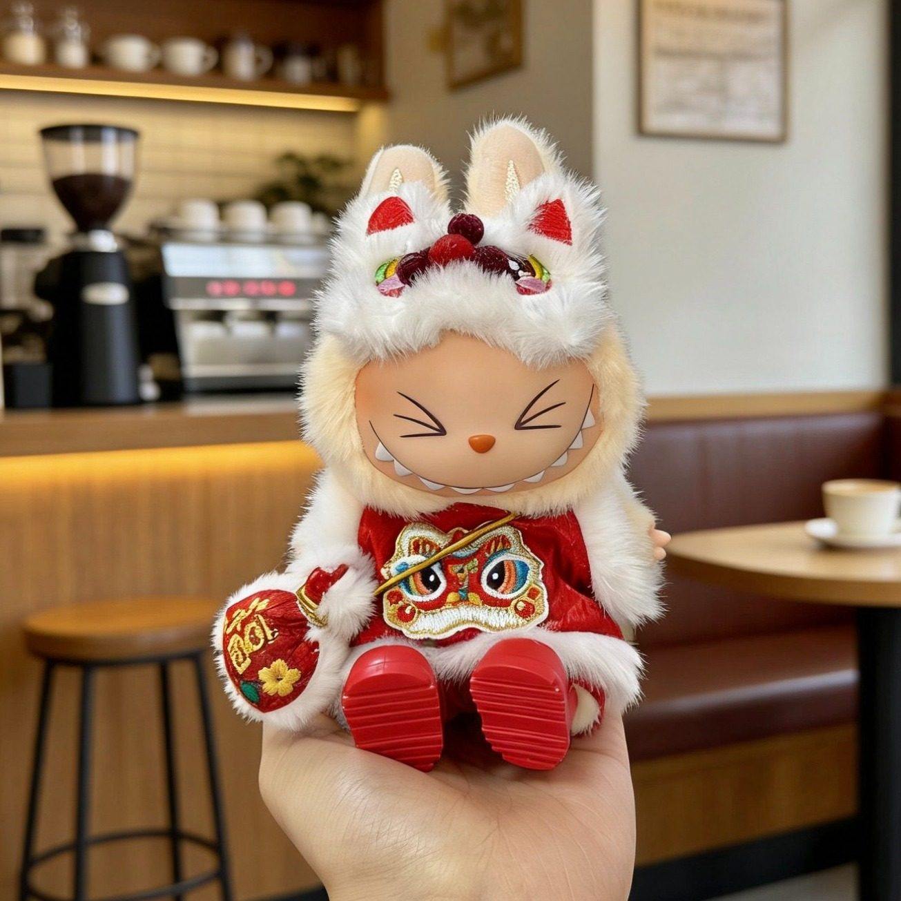 拉布布新年娃衣一代二代坐坐可乐过年喜庆衣服labubu舞狮醒狮套装,模玩/动漫/周边/娃圈三坑/桌游,潮玩娃衣,淘宝优惠券,粉丝福利购,淘宝优惠卷