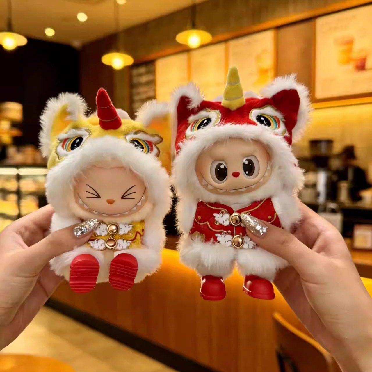 拉布布新年娃衣坐坐马卡龙春节搪胶labubu一二三代衣服醒狮拜年服,模玩/动漫/周边/娃圈三坑/桌游,潮玩娃衣,淘宝优惠券,粉丝福利购,淘宝优惠卷