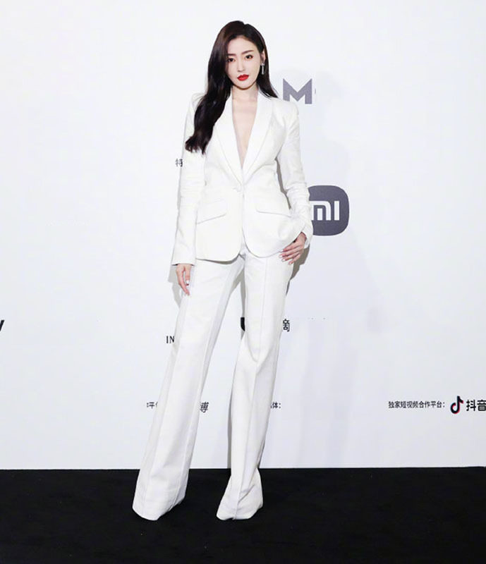 明星张天爱同款白色西装套装女秋高级感炸街设计感薄款帅气两件套