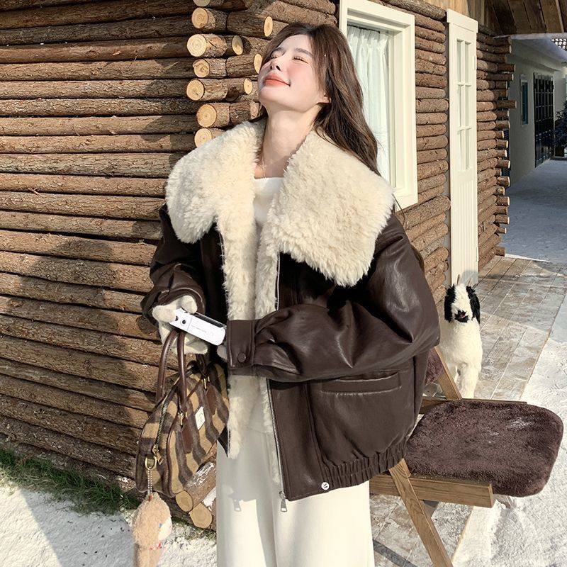 咖色羊羔毛娃娃领皮衣加绒加厚保暖女冬新款小个子气质复古短外套