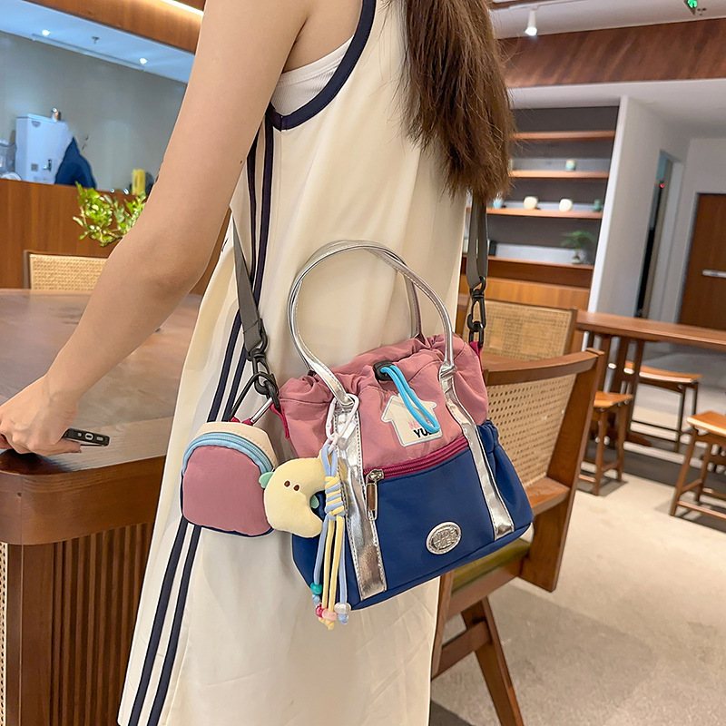 韩版ins新款高颜值小众复古可爱撞色拼接水桶包女轻便抽绳斜挎包