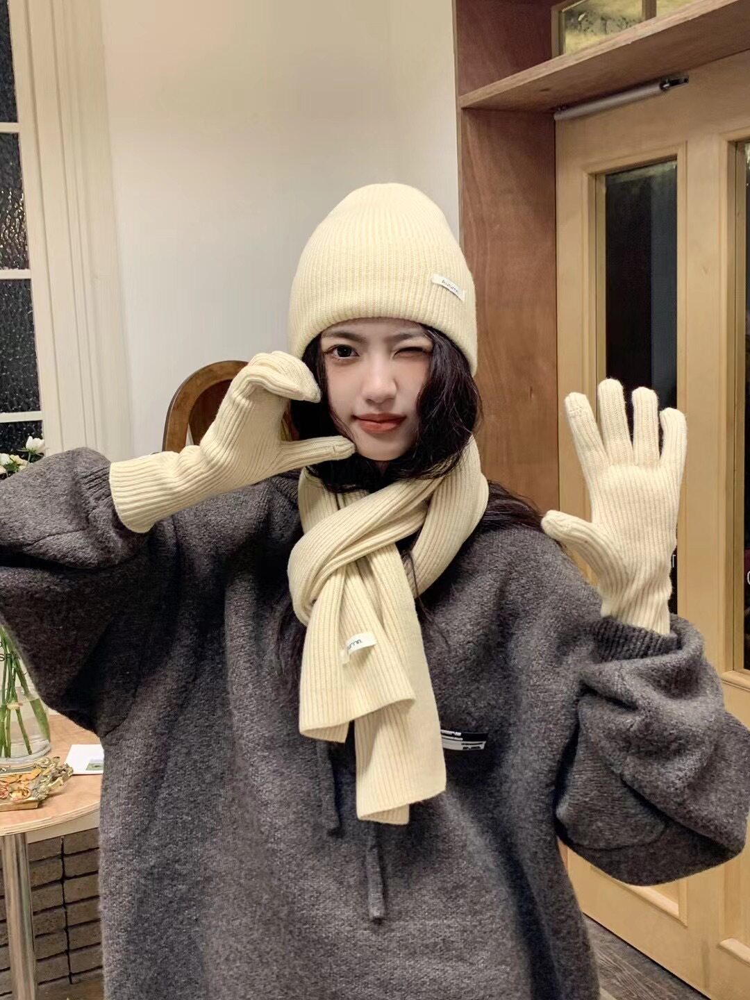 겨울 새 한국식 학생 따뜻하고 두꺼운 방풍 및 방한 단색 정장 여성용 모자 스카프 및 장갑 3 피스 세트