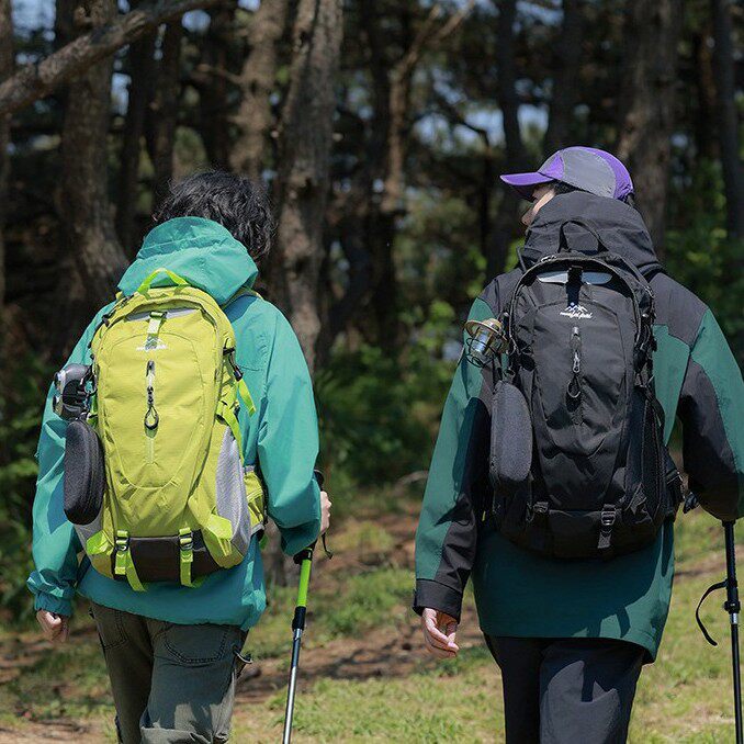 户外运动双肩包露营轻便骑行徒步登山包防泼水大容量远途背包