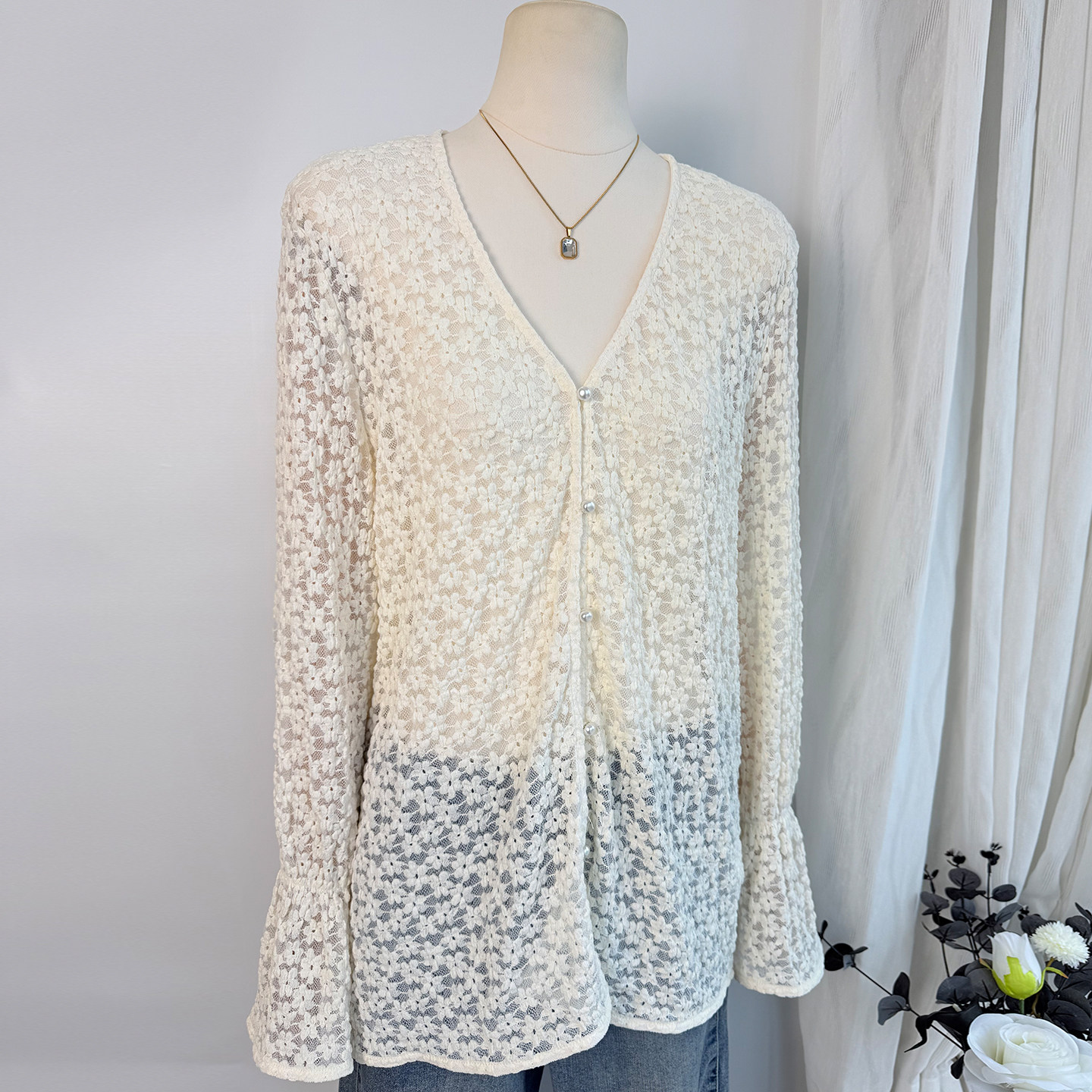 时尚V领蕾丝勾花打底衬衫女2026春夏新款气质显瘦百搭微透长袖衫