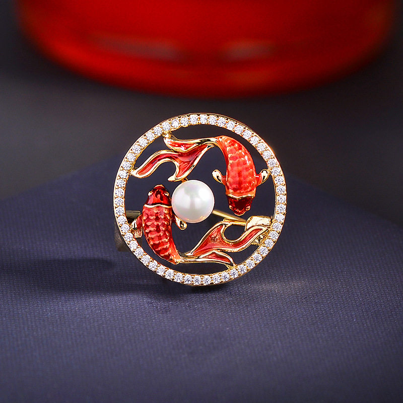 小巧精致双鱼戏珠胸针小众设计感珐琅彩别针高档微镶锆珍珠胸花女