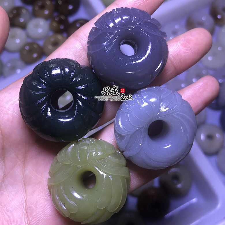 和田玉且末糖白玉墨绿深灰色青色面包圈雕花平安扣吊坠毛衣链女