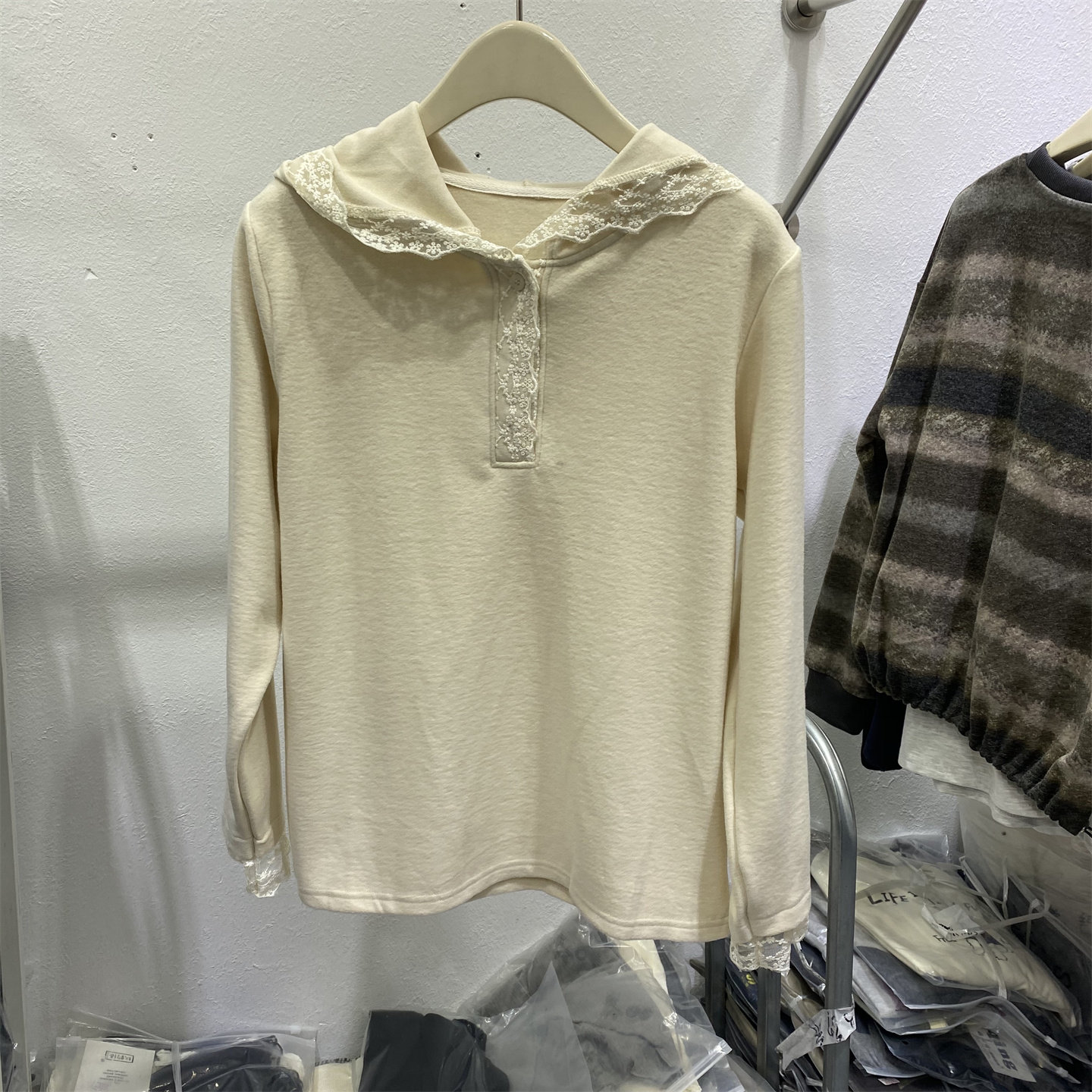 秋款连帽蕾丝拼接宽松显瘦针织衫
