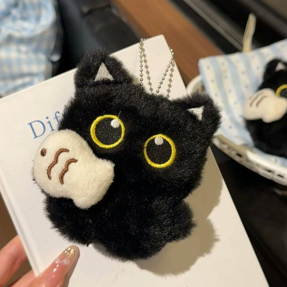 呆萌抱鱼大眼黑猫包挂件钥匙扣图片