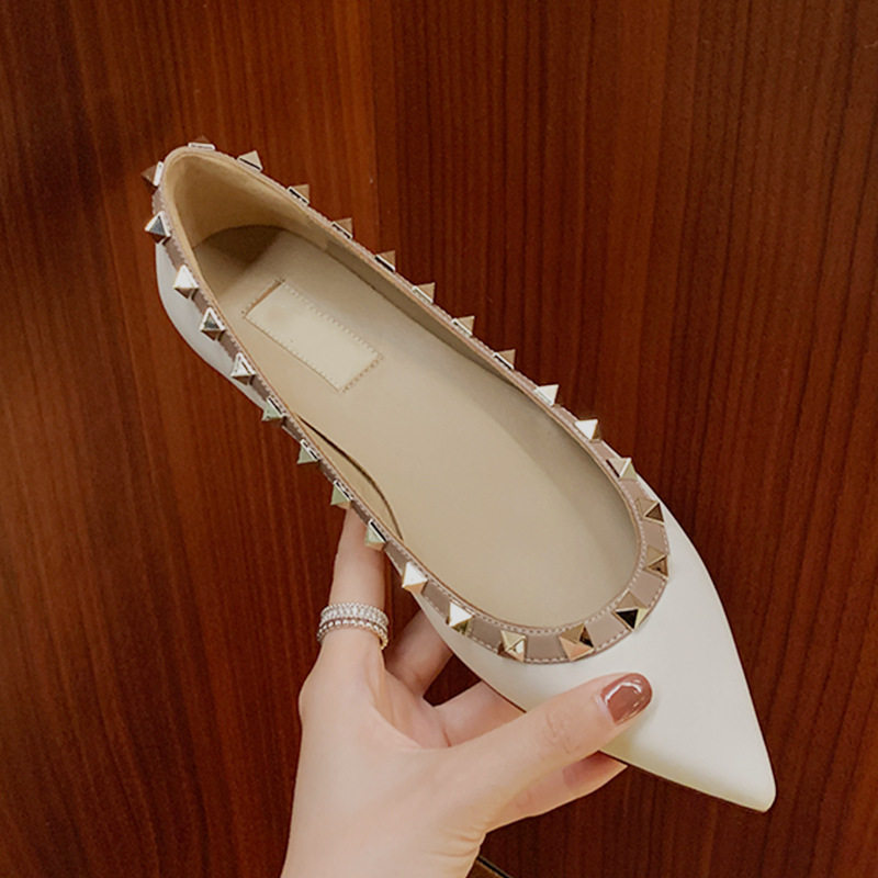 意尔康铆钉漆皮平底单鞋女年春季浅口单鞋