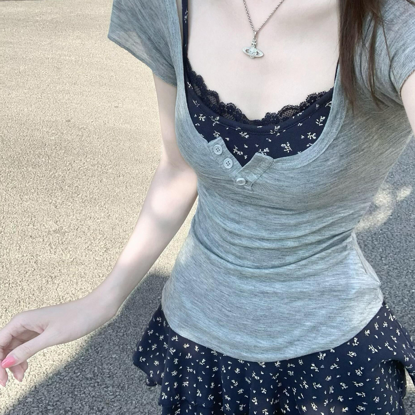 特别漂亮掐腰碎花吊带洋图片